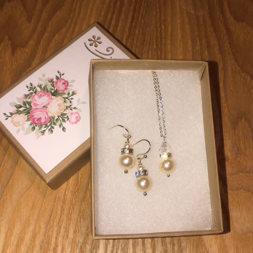 Beautiful Pearl necklace and set of earrings